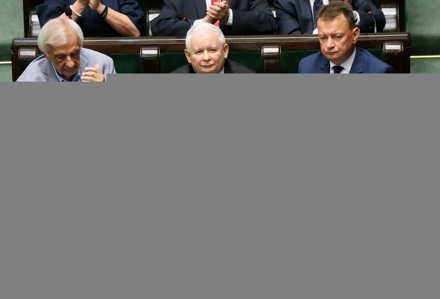 Jarosław Kaczyński bijący brawo Mateuszowi Morawieckiemu