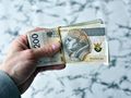 plik banknotów w ręku