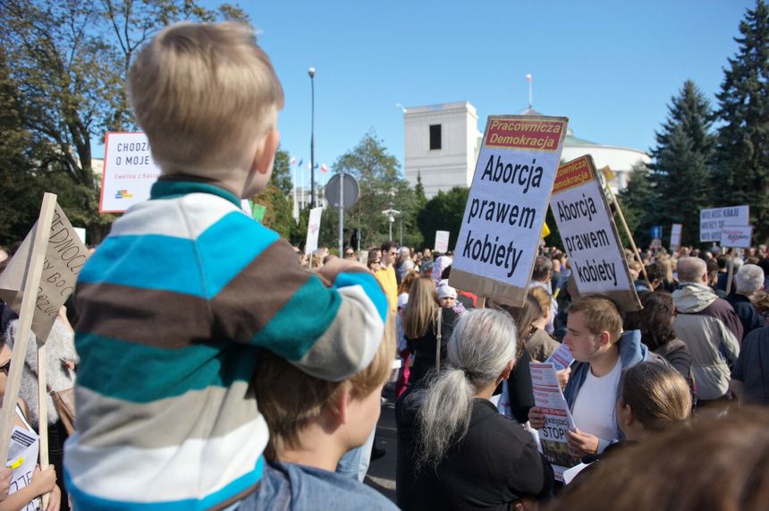 2/3 Polaków za prawem do aborcji bez ograniczeń do 12. tygodnia ciąży