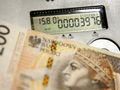 200 zł na tle licznika prądu elektrycznego