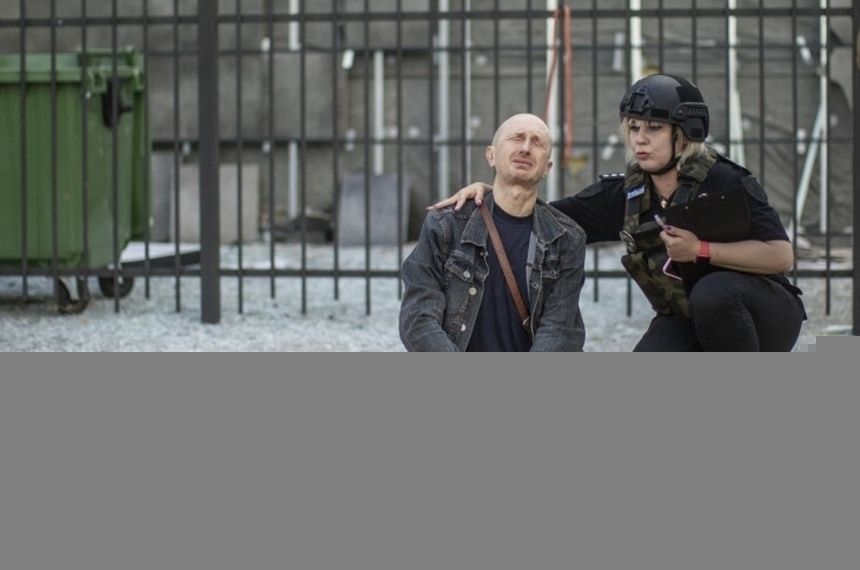 Zrozpaczony ojciec nad ciałem syna