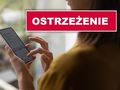 kobieta sprawdzająca SMS