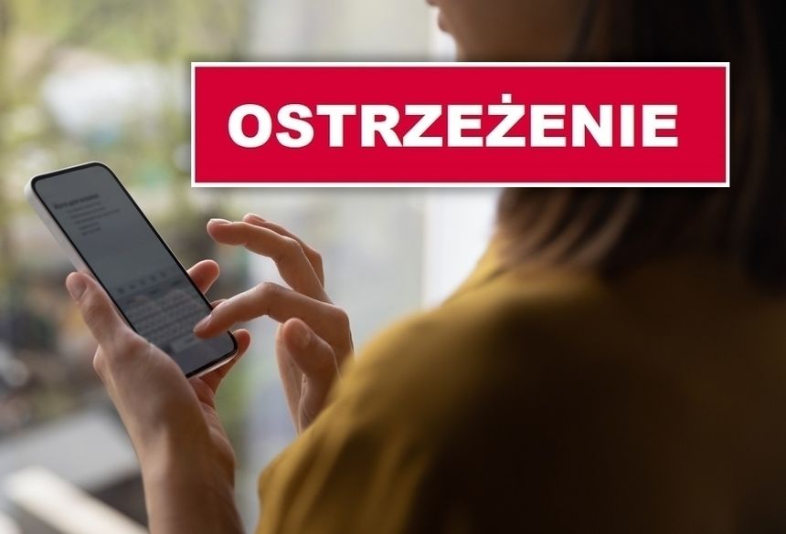 kobieta sprawdzająca SMS