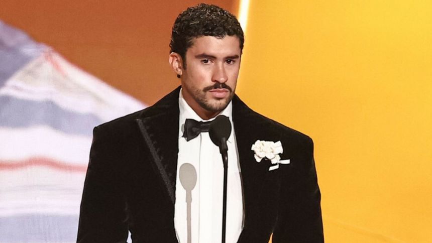 Mężczyzna w garniturze przed mikrofonem