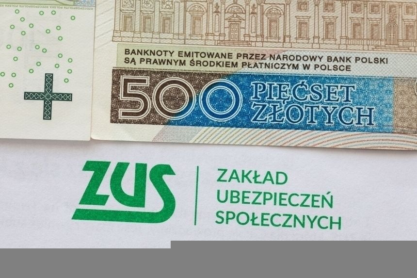 500 zł i logo ZUS