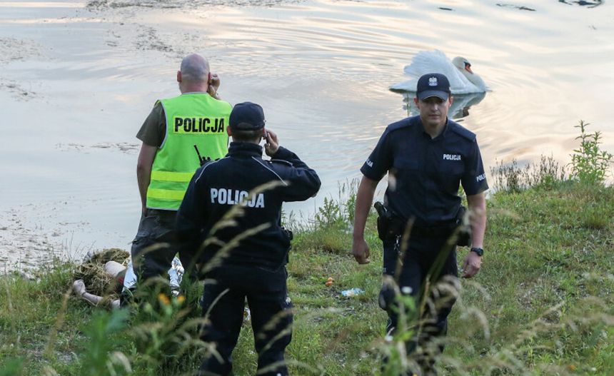 Mężczyzna tonął w Stawie Koziorożca, uratował go patrol