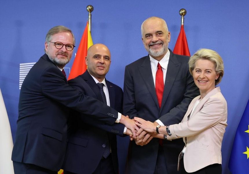 Urusula von der Leyen z premierami Albani i Macedonii Płn.