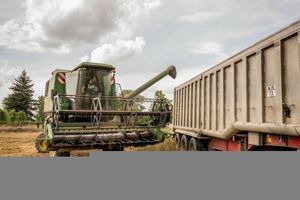 kombajn i naczepa na ziarno