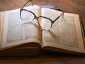 Książka i okulary na stole