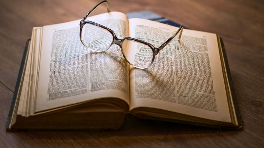 Książka i okulary na stole
