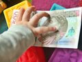 dziecko sięgające po banknot 500 zł