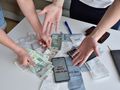 rachunki, pieniądze i informacja o racie na smartfonie