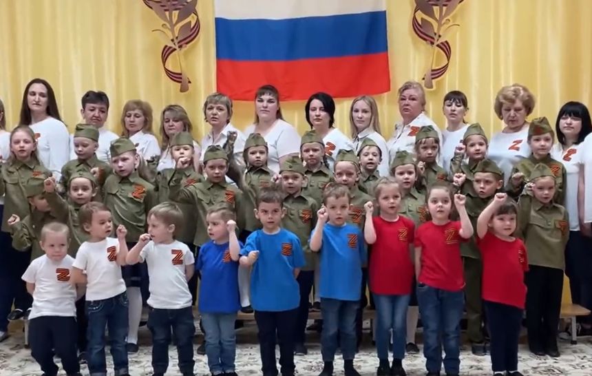 Dzieci śpiewają pieśń na cześć Putina