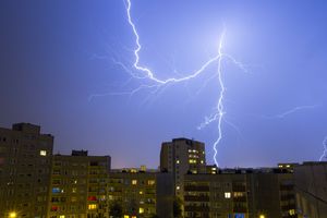 Burze z deszczem. Alerty i prognoza na kolejne ostrzeżenia