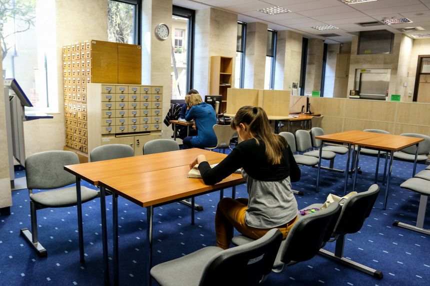 Studentka w bibliotece