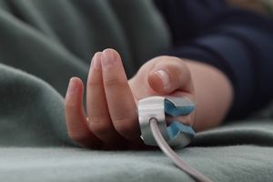 nastolatka skatowana pod domem