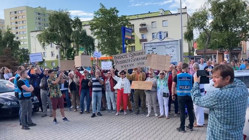 Protest przed teatrem w Płocku, w którym odbywało się spotkanie wyborcze PiS