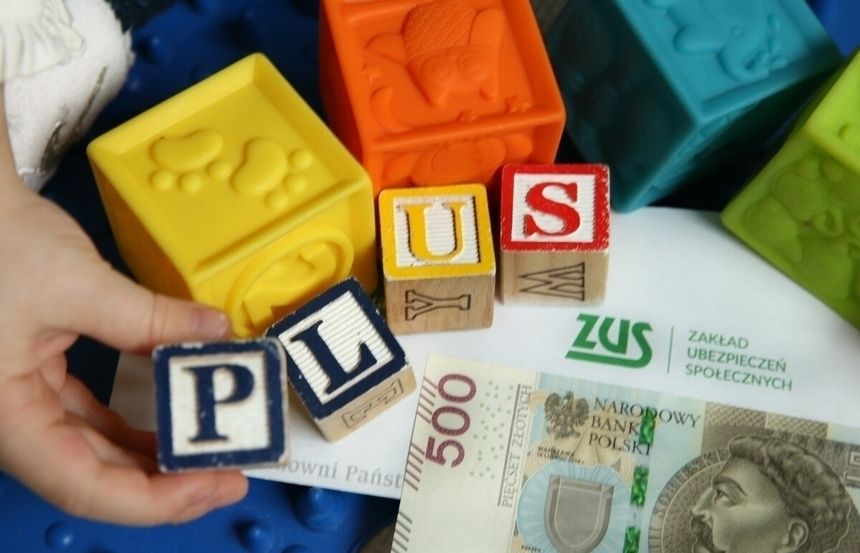 500 zł, koperta z ZUS i napis PLUS z klocków