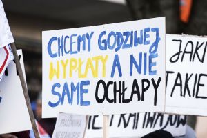 transparent domagający się godnej płacy
