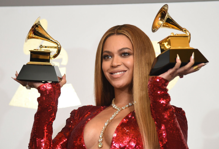 Beyoncé trzyma w rękach nagrody Grammy