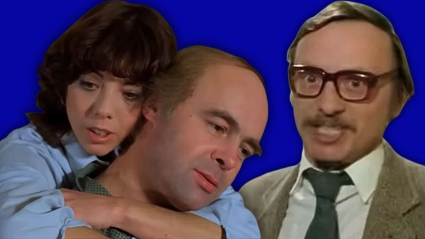 Kobieta przytula mężczyznę, mężczyzna obok w okularach