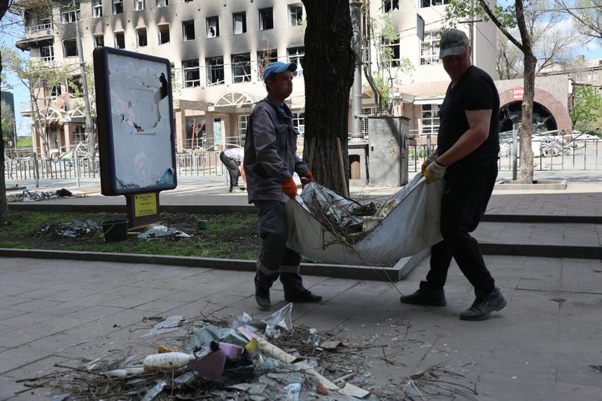 Mariupol krok od epidemii. Wysokie temperatury, porzucone ciała i brak wody