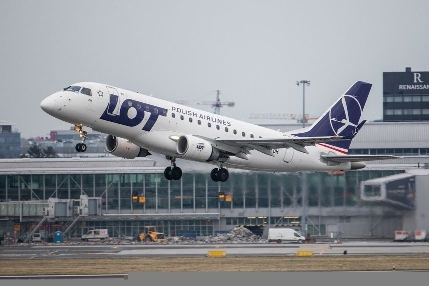 samolot LOT startujący z Lotniska Chopina