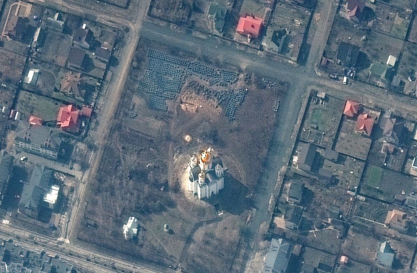 masowy grób ofiar w Buczy widoczny z satelity