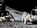 Astronauta James B. Irwin przy Lunar Roving Vehicle