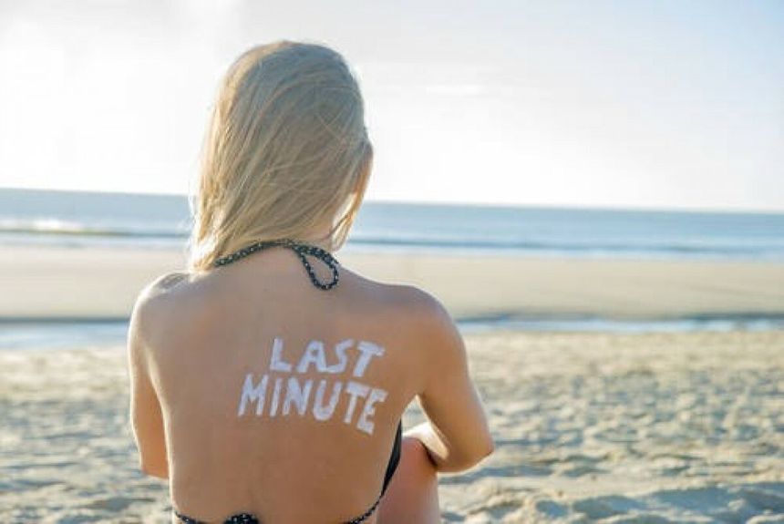 kobieta z napisem last minute na plecach na plaży
