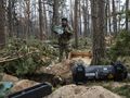 ukraiński żołnierz z zestawem Javelin w lesie