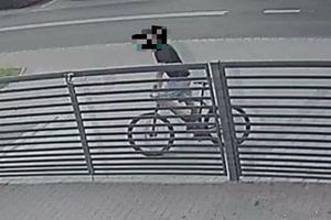 Zdjęcie z monitoringu, na którym widać podejrzanego