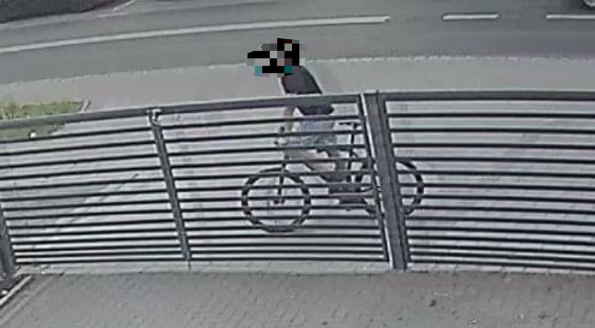 Zdjęcie z monitoringu, na którym widać podejrzanego