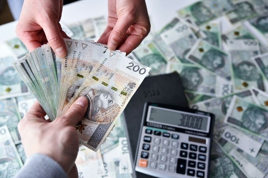 pieniądze przekazywane z ręki do ręki
