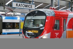 pociąg Polregio na dworcu w Katowicach