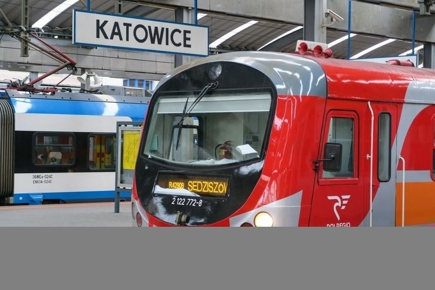 pociąg Polregio na dworcu w Katowicach
