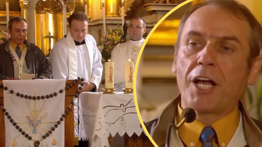 Na zdjęciu duchowni przed ołtarzem z zapalonymi świecami, jeden z mężczyzn mówi do mikrofonu