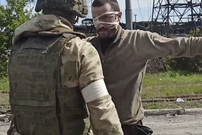 Obrońca Azowstalu przeszukiwany przez rosyjskiego żołnierza