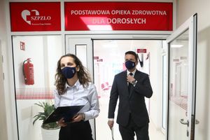 Koniec epidemii w Polsce, ale maseczki zostają. Gdzie będzie trzeba je nosić