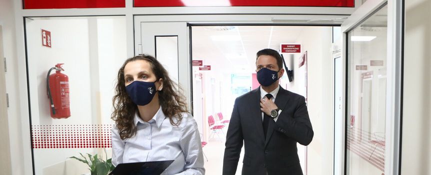 Koniec epidemii w Polsce, ale maseczki zostają. Gdzie będzie trzeba je nosić