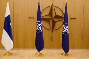 flagi Finlandii i NATO