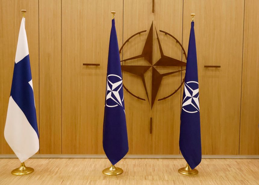 flagi Finlandii i NATO