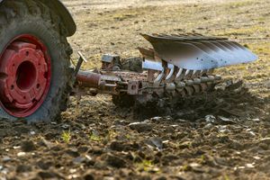 4-latek za kierownicą ciągnika (zdjęcie ilustracyjne)