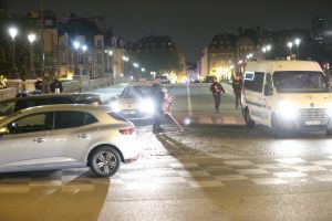samochód ostrzelany przez policję w Paryżu