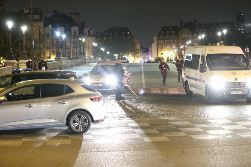 samochód ostrzelany przez policję w Paryżu