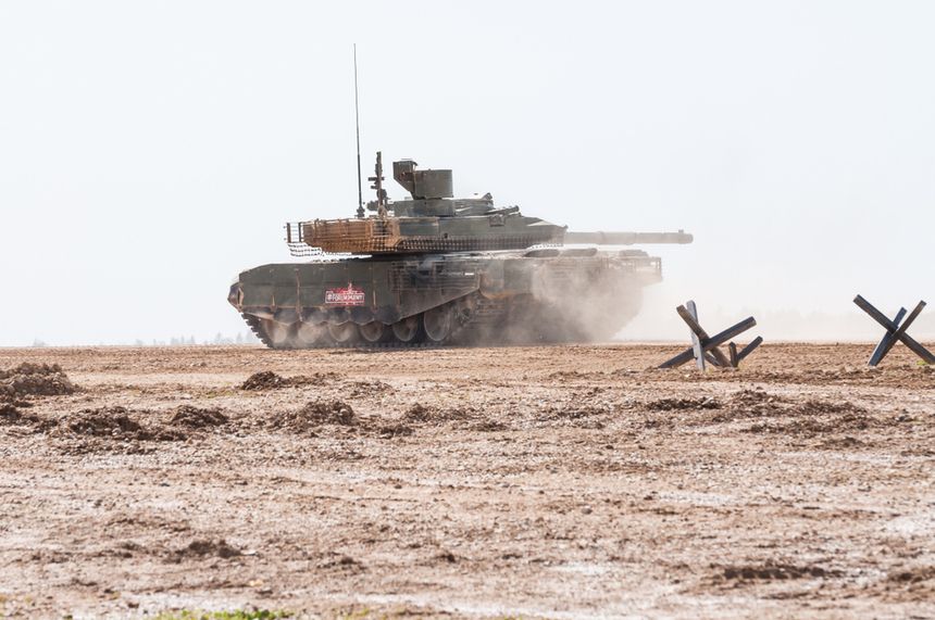 Rosyjski czołg T-90M na poligonie