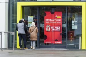 klienci przez zakniętym sklepem Biedronki