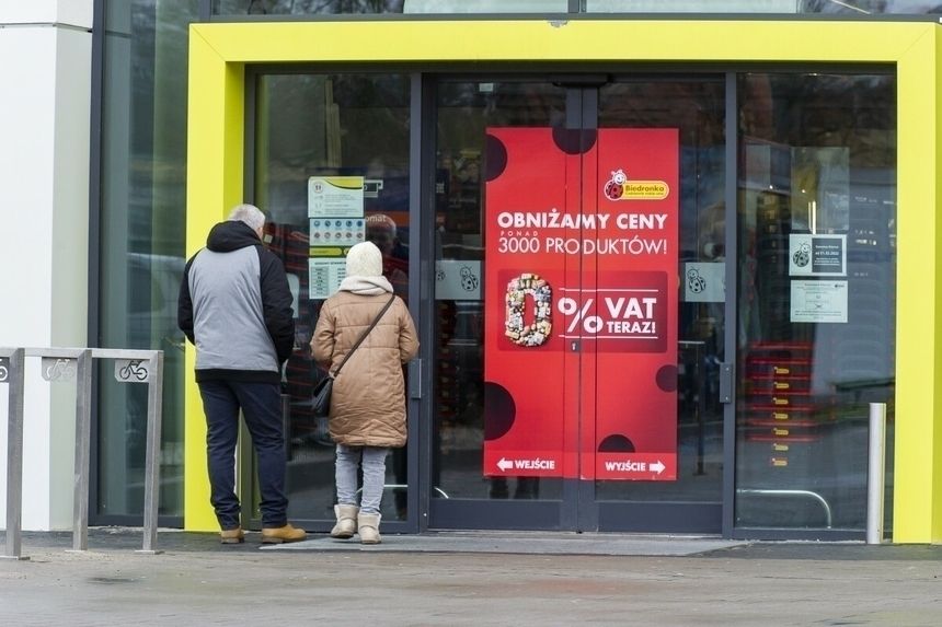 klienci przez zakniętym sklepem Biedronki