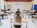 Uczniowie piszą test