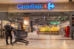 Carrefour podnosi pensje. Pracownicy zarobią więcej. Co wywalczyli związkowcy